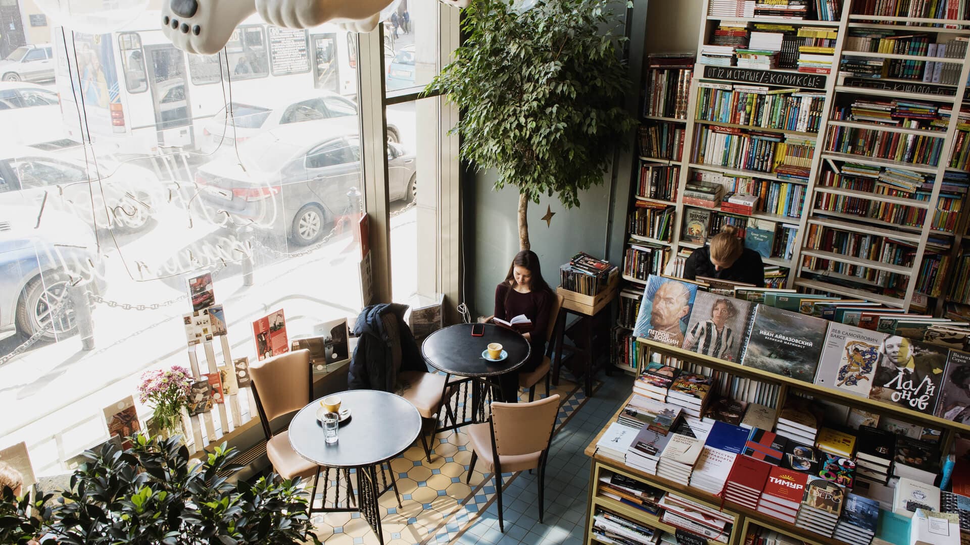 Известные и атмосферные книжные магазины Санкт-Петербурга