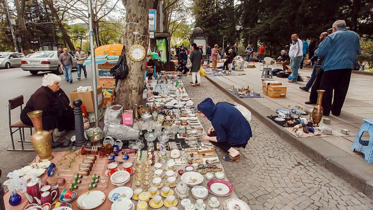 Блошиный рынок на Сухом мосту