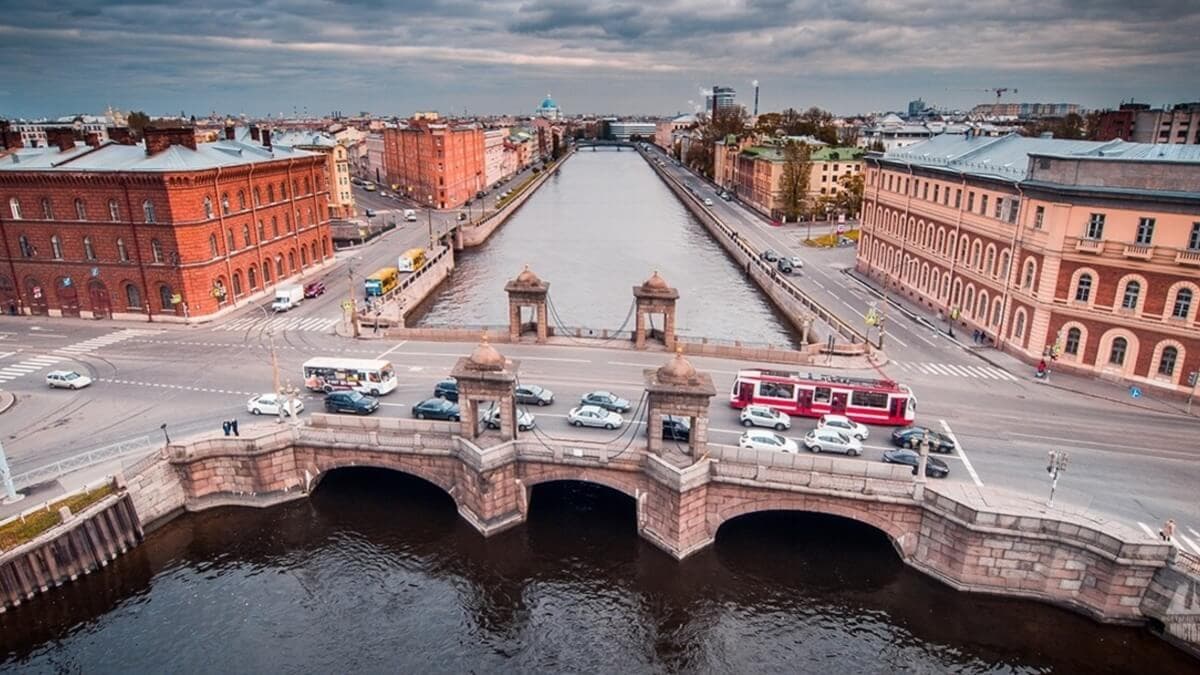 Старо-Калинкин мост и «Дом-утюг»