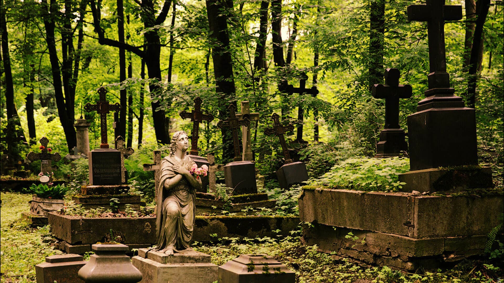 Мистический и знаменитый Петербург: кладбища, обязательные к посещению