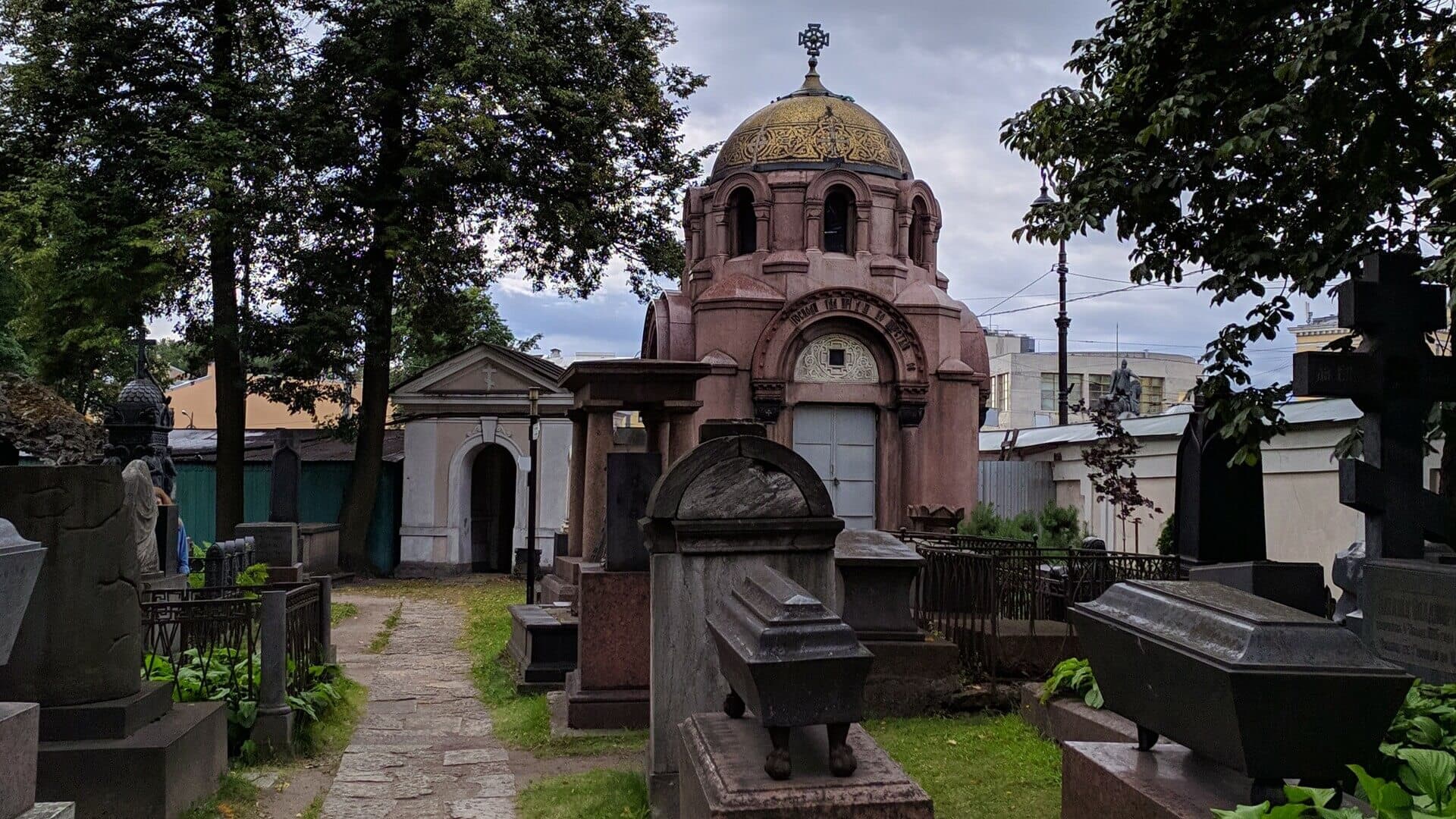 Чтить память предков: исторические кладбища Петербурга