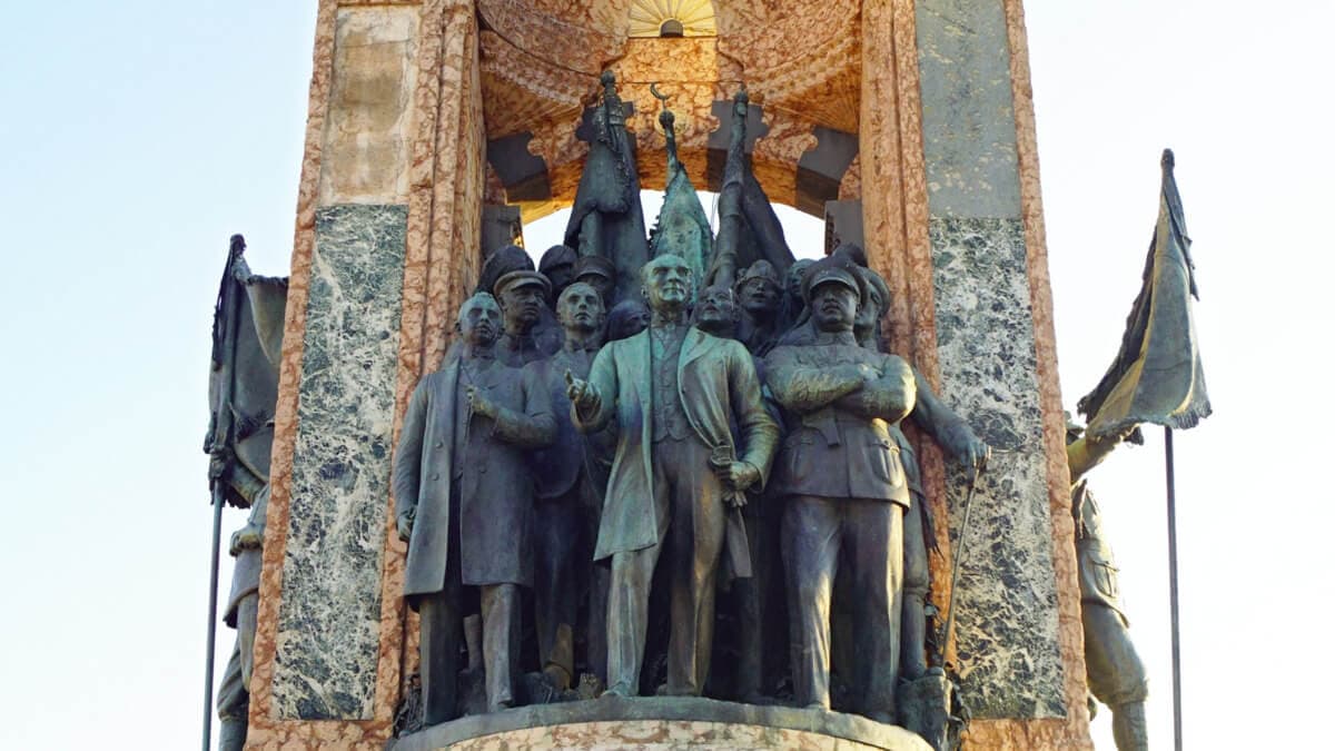 Монумент «Республика»