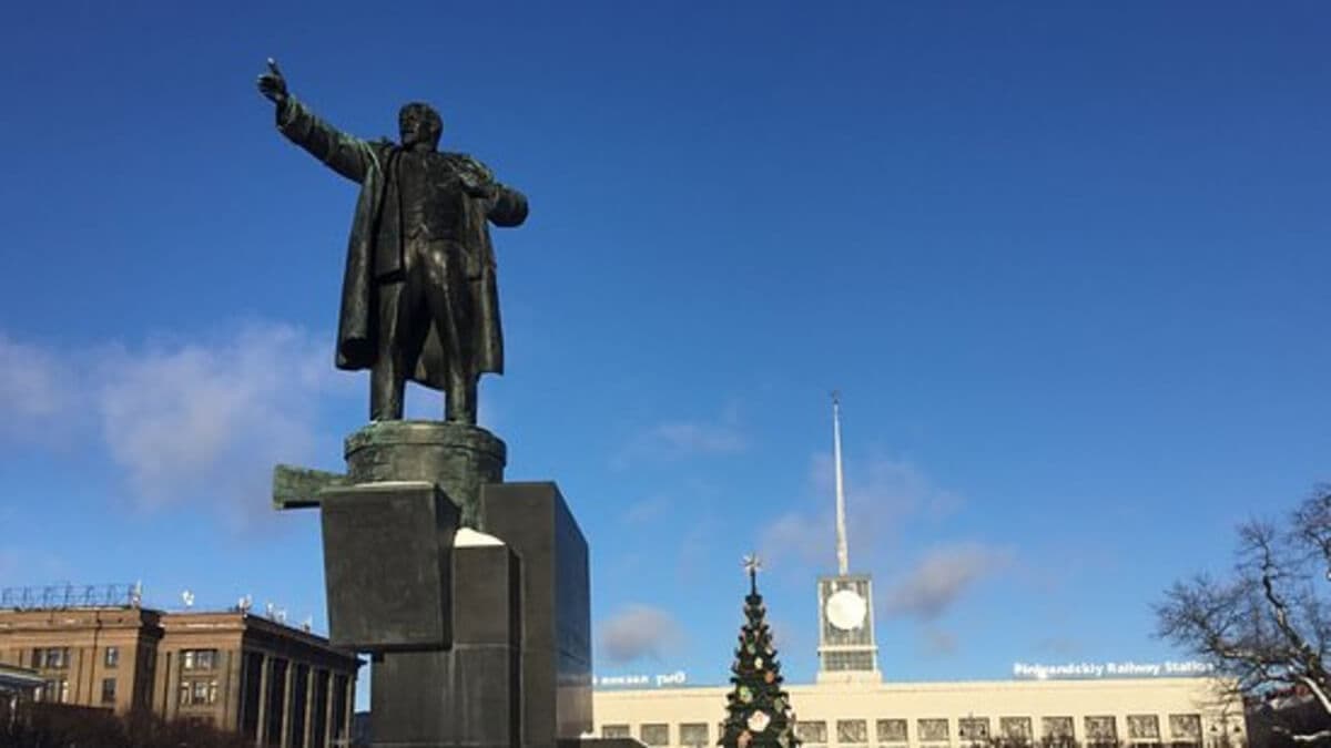 Памятник Ленин на броневике Памятник Ленин на броневике