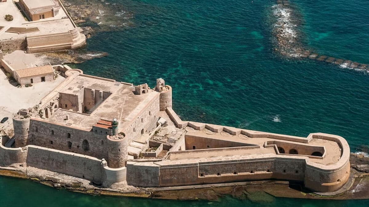 Замок Кастелло Маниаче Замок Кастелло Маниаче