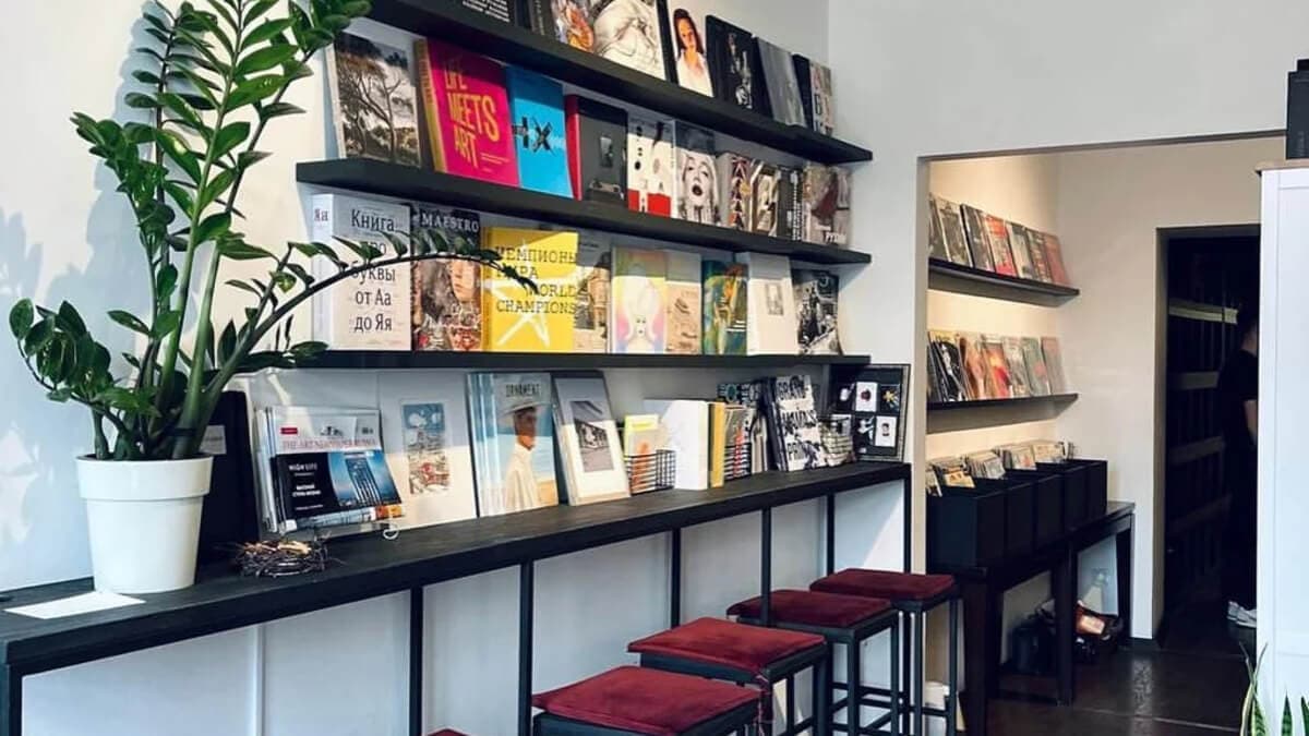 Bookcafé — книжный магазин и кофейня при KGallery Bookcafé — книжный магазин и кофейня при KGallery