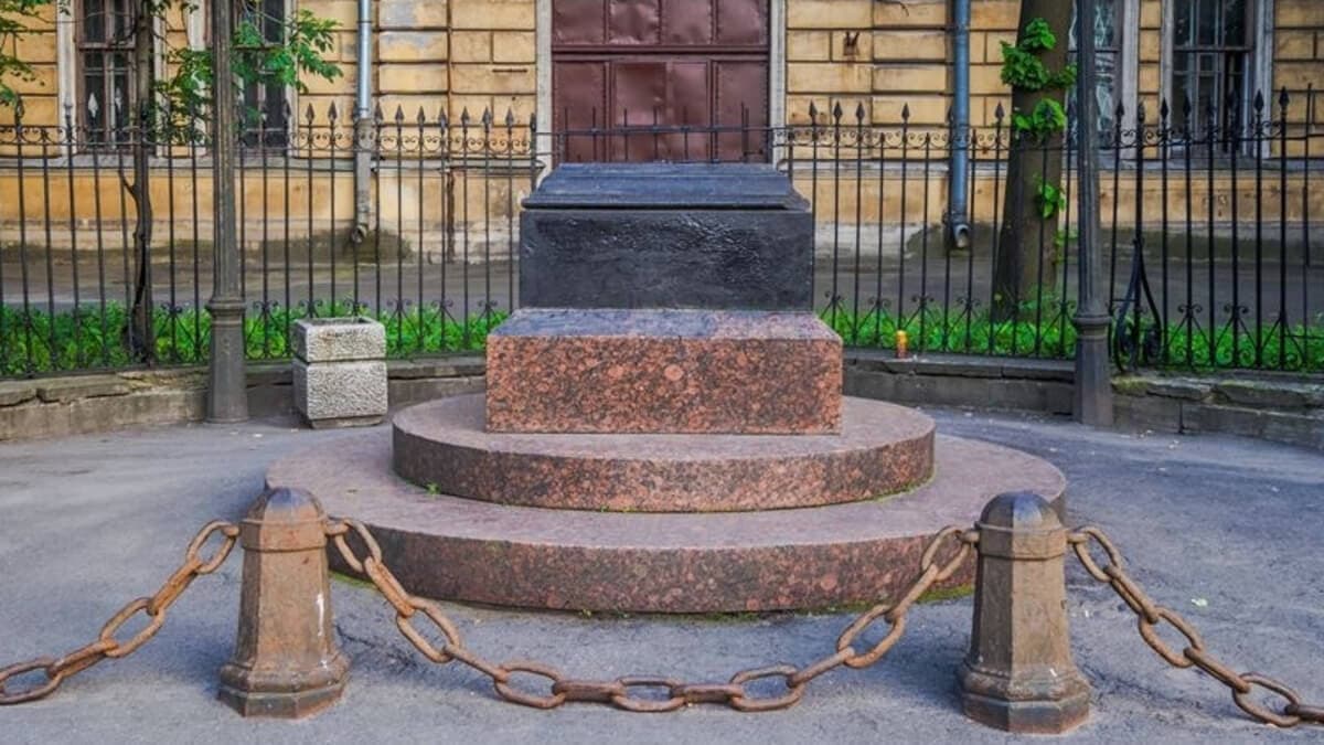 Памятник «Человеку-невидимке» Памятник «Человеку-невидимке»