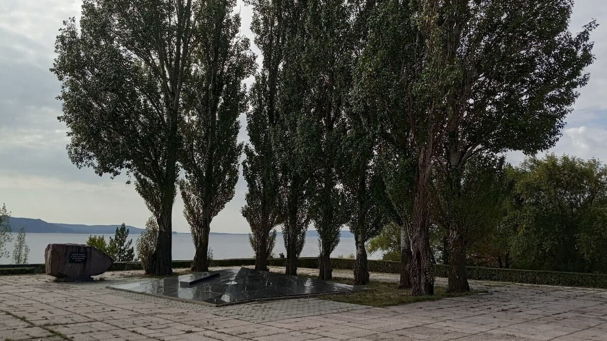 Стела В.В.Баныкину. Памятное место воинам, погибшим от ран в годы ВОВ. Стела В.В.Баныкину. Памятное место воинам, погибшим от ран в годы ВОВ.